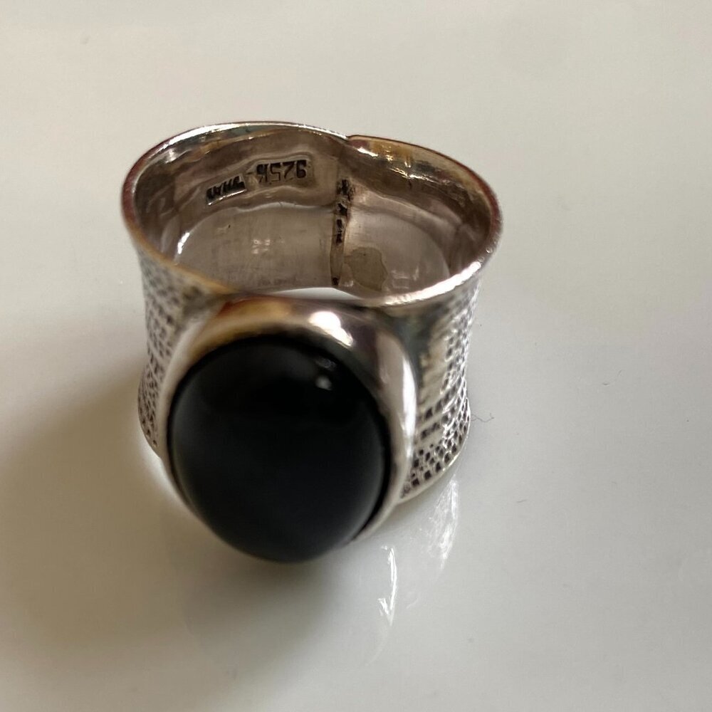 Chunky sterling silver onyx cabachon southwestern style ring, size 7, 11.6g.